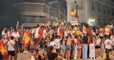 La segunda estrella desata la euforia en Baena: cientos de aficionados celebran el histórico Mundial de España hasta la madrugada
