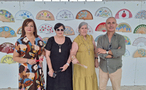 La exposición de abanicos de las hermanas Piernagorda celebra más de 20 años como referente cultural del verano en Baena