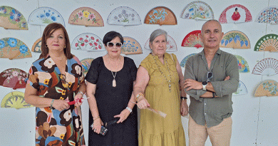 La exposición de abanicos de las hermanas Piernagorda celebra más de 20 años como referente cultural del verano en Baena