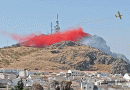 Amplio dispositivo terrestre y aéreo para combatir un incendio forestal en el Cerro del Algarrobo de Luque