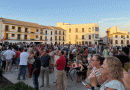 Cientos de vecinos se concentran en la Plaza de la Constitución para mostrar el apoyo de Baena a Ceuta