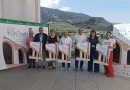 La quinta edición se celebrará del 16 al 18 de octubre y convertirá por primera vez las Bodegas Municipales Crismona, un recinto de unos 1.500 metros cuadrados, en el centro de una programación que reunirá naturaleza, gastronomía, agricultura sostenible, cicloturismo, patrimonio y educación ambiental. Luque participará este año como municipio invitado. Doña Mencía prepara un cambio importante para la quinta edición de su Feria de Ecoturismo. No será únicamente una nueva convocatoria de una cita ya asentada en el calendario local. El Ayuntamiento aprovechará la feria para estrenar las Bodegas Municipales Crismona como escenario de grandes actividades, con la intención de que el antiguo espacio bodeguero tenga continuidad como recinto para otros eventos del municipio. La feria abrirá sus puertas del 16 al 18 de octubre y el traslado permitirá disponer de unos 1.500 metros cuadrados, con zona de expositores, talleres, actuaciones musicales, barra y patio. La convocatoria abierta a empresas y entidades, según explicó durante la presentación el concejal de Turismo, Jesús Delgado, ha recibido numerosas solicitudes de participación. El alcalde de Doña Mencía, Salvador Cubero, y Delgado presentaron la programación en el Centro Cívico Municipal. Cubero situó el ecoturismo como una posibilidad de desarrollo económico y turístico para los municipios rurales, ligada tanto a sus recursos naturales y patrimoniales como a las empresas y productos del territorio. En el caso menciano, el alcalde puso el foco en elementos como la Vía Verde del Aceite, el Parque Natural y Geoparque Sierras Subbéticas, el patrimonio histórico y cultural, el vino, el aceite de oliva y la gastronomía tradicional. El planteamiento defendido por el Ayuntamiento pasa por vincular la actividad turística al territorio y hacerla compatible con su conservación. Una de las novedades será la presencia de Luque como municipio invitado, que contará con un espacio propio para mostrar sus recursos turísticos. La elección conecta a dos localidades próximas que comparten buena parte de los atractivos sobre los que se construye la feria: naturaleza, patrimonio, cultura y turismo vinculado al medio rural. La flora y la fauna de la Subbética ocuparán un lugar destacado. Se instalará una exposición dedicada a la flora de la comarca, realizada por Antonio Montes y José Manuel Gavilán, y otra con dibujos de aves de Damián Priego. La vertiente ambiental llegará también a los escolares mediante el Educabús sobre cambio climático, dirigido, entre otros, al alumnado del CEIP Los Alcalá-Galiano. La programación saldrá igualmente del recinto de Crismona. Habrá un recorrido en bicicleta con el Club Ciclista Pata Negra y una plantación de árboles en la Vía Verde del Aceite. A estas propuestas se sumarán actividades de senderismo y cicloturismo, entre ellas la presentación del Sendero de la Plata, un sendero inclusivo y una visita guiada en bicicleta por distintos recursos turísticos de Doña Mencía.    La agricultura tendrá su propio espacio con las II Jornadas de Agricultura Sostenible, mientras que la gastronomía incorporará una degustación solidaria de mojetes, tortillitas de masa, Pequechef y la actividad “Échale huevos al aceite”, esta última con la colaboración de la Denominación de Origen Baena. También están previstas visitas a Único Vinagres y Salsas y a la Cooperativa Olivarera Nuestra Señora de la Consolación. El programa se abre a otras propuestas culturales y divulgativas. Durante los tres días se presentarán la Biblioteca del Aceite y el libro Espacios verdes de Doña Mencía; habrá un mural del artista Sake, una charla de Julián García sobre la mina de Doña Mencía, una simultánea de ajedrez, la segunda edición de Mencítopia Cortos Exprés, catas de vino y vinagres y una campaña de adopción de mascotas de la asociación Narices Frías. El Geoparque Sierras Subbéticas organizará distintos talleres y la organización recuperará el Ecobingo, una actividad que vuelve al programa de la feria. La nueva ubicación es, en cualquier caso, la principal diferencia respecto a ediciones anteriores. Las Bodegas Municipales Crismona no funcionarán únicamente como continente de la feria: el Ayuntamiento quiere utilizar esta quinta edición para comenzar a consolidar sus aproximadamente 1.500 metros cuadrados como un nuevo espacio municipal para actividades y eventos. La Feria de Ecoturismo cuenta con la colaboración de la Diputación de Córdoba, el Patronato Provincial de Turismo, el Grupo de Desarrollo Rural, la Delegación de Turismo de la Junta de Andalucía, Iprodeco, la Mancomunidad de la Subbética, la D.O. Baena y el Geoparque Sierras Subbéticas.